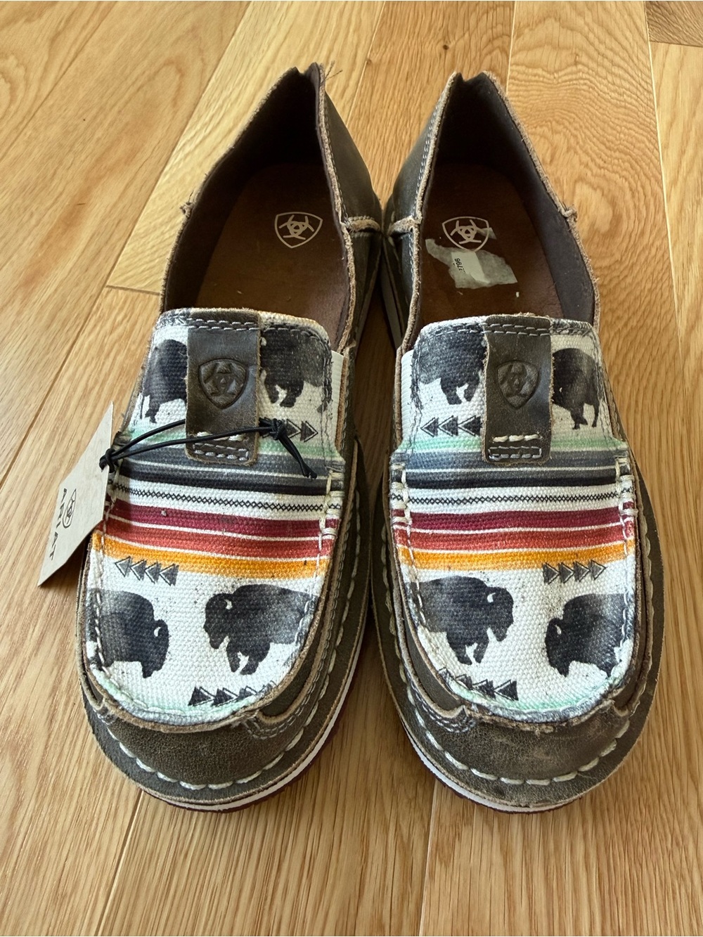 ARIAT WOMEN'S BUFFALO PRINT CASUAL VAMP CRUISER SHOES MOC TOE
size 6 NWT